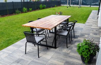 Dlažba na terasu jako umění: Jaké trendy ovládnou letošní sezónu?